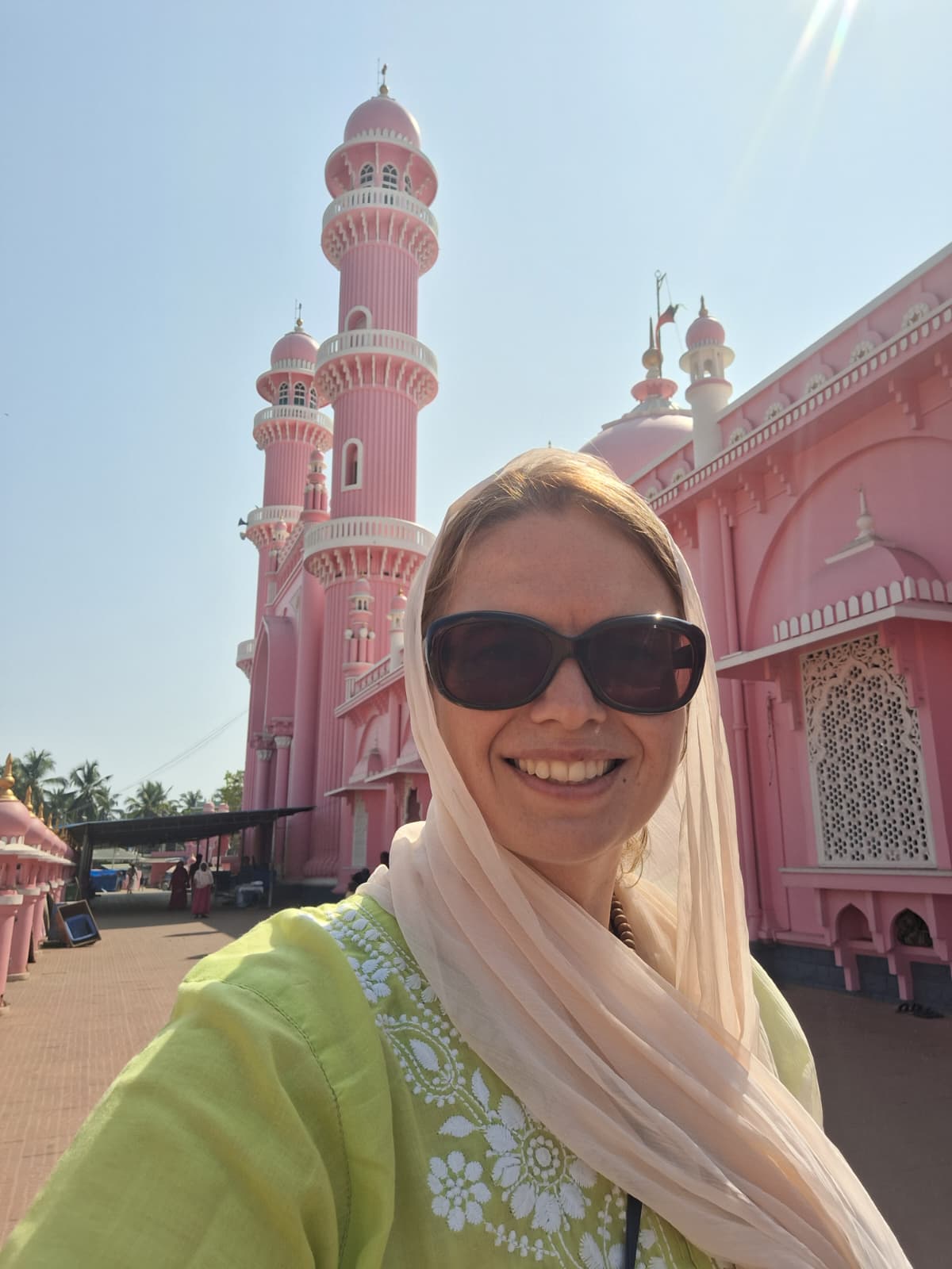 Barbara vor indischem rosa Tempel