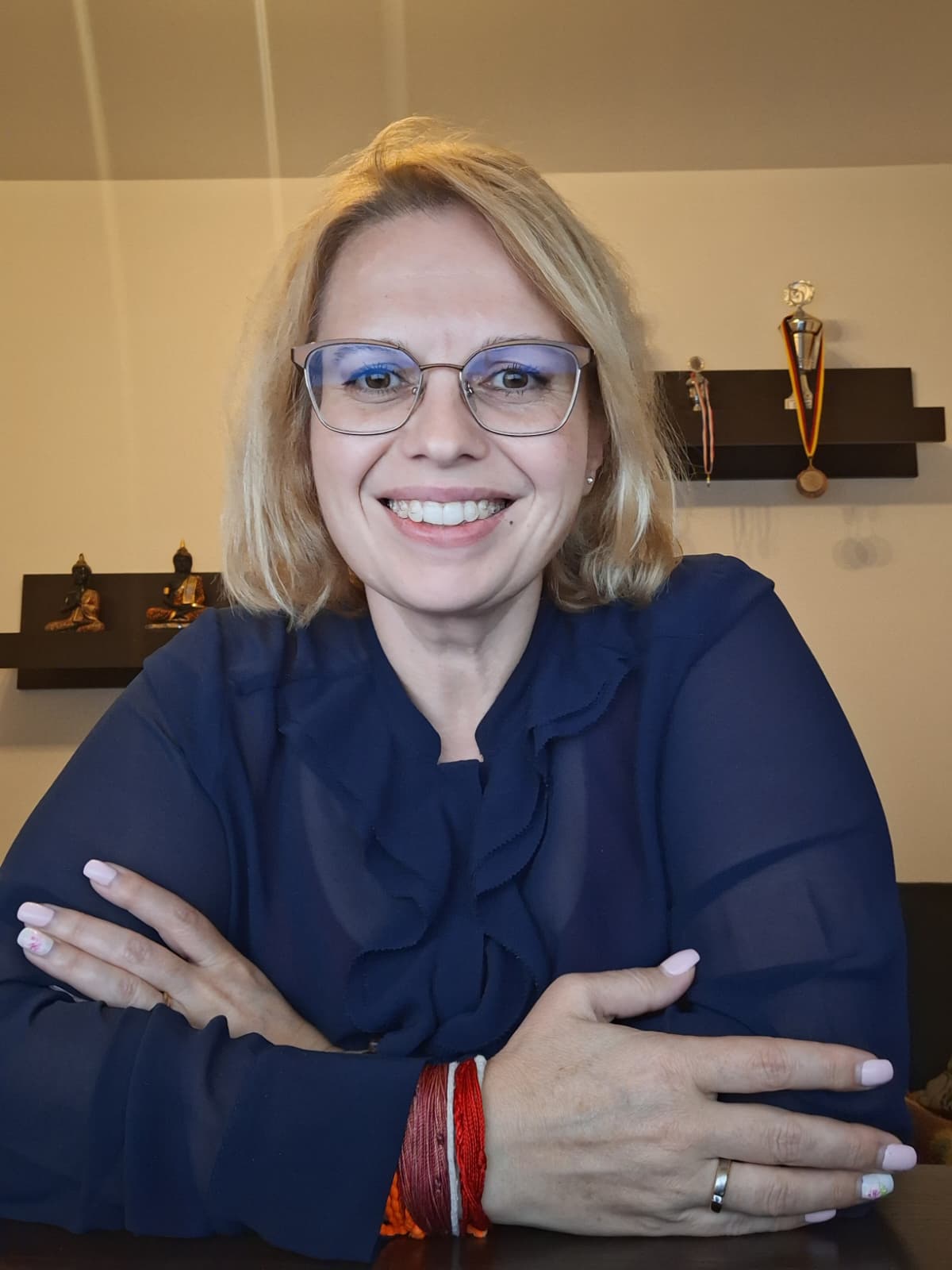 Barbara lächelt freundlich für den Rückruf-Service