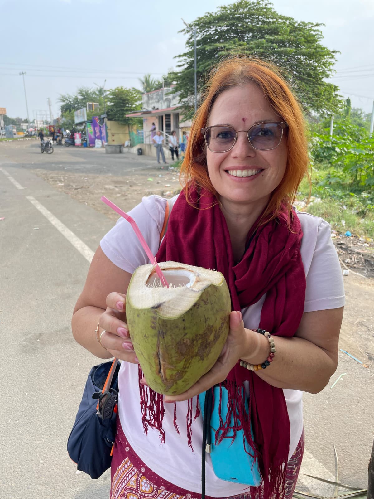 Barbara bietet eine Kokosnuss mit Strohhalm an